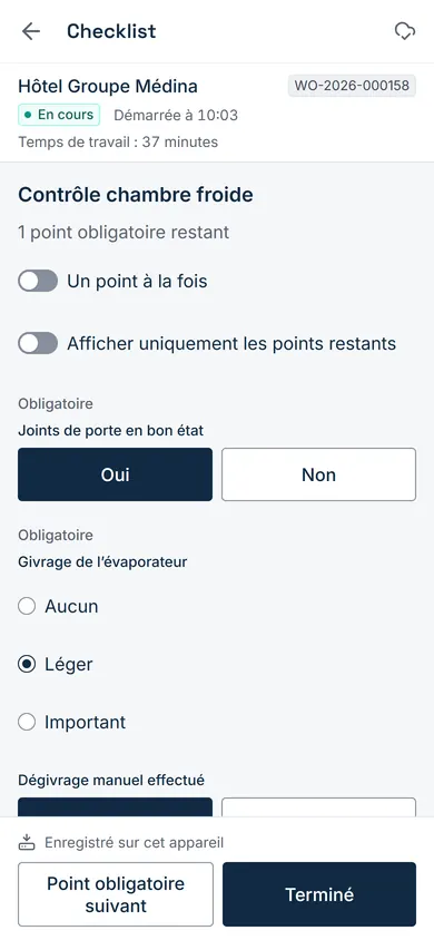 Une checklist d’intervention en cours de saisie sur le téléphone.