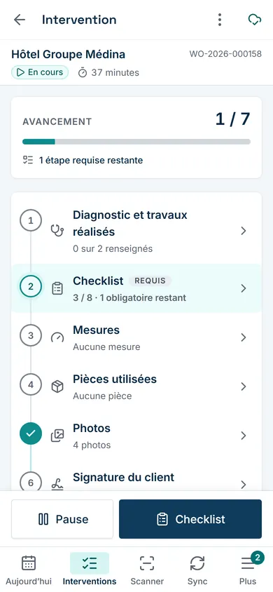 Une intervention en cours sur le téléphone du technicien : les étapes dans l’ordre, celle que la clôture attend encore, et l’avancement.